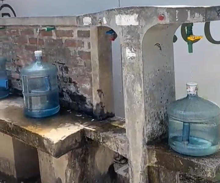 Odisea por el agua potable en Funes: se rompió otra canilla en el puesto de calle San José y queda solo una